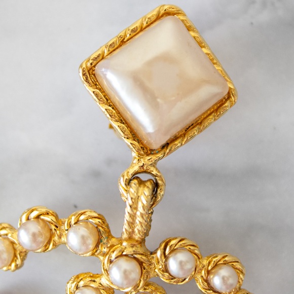 Chanel Vintage S/S 1992 Gold-Plated CC Logo Pearl Collection 28 Clip Earrings - Picture 3 of 11